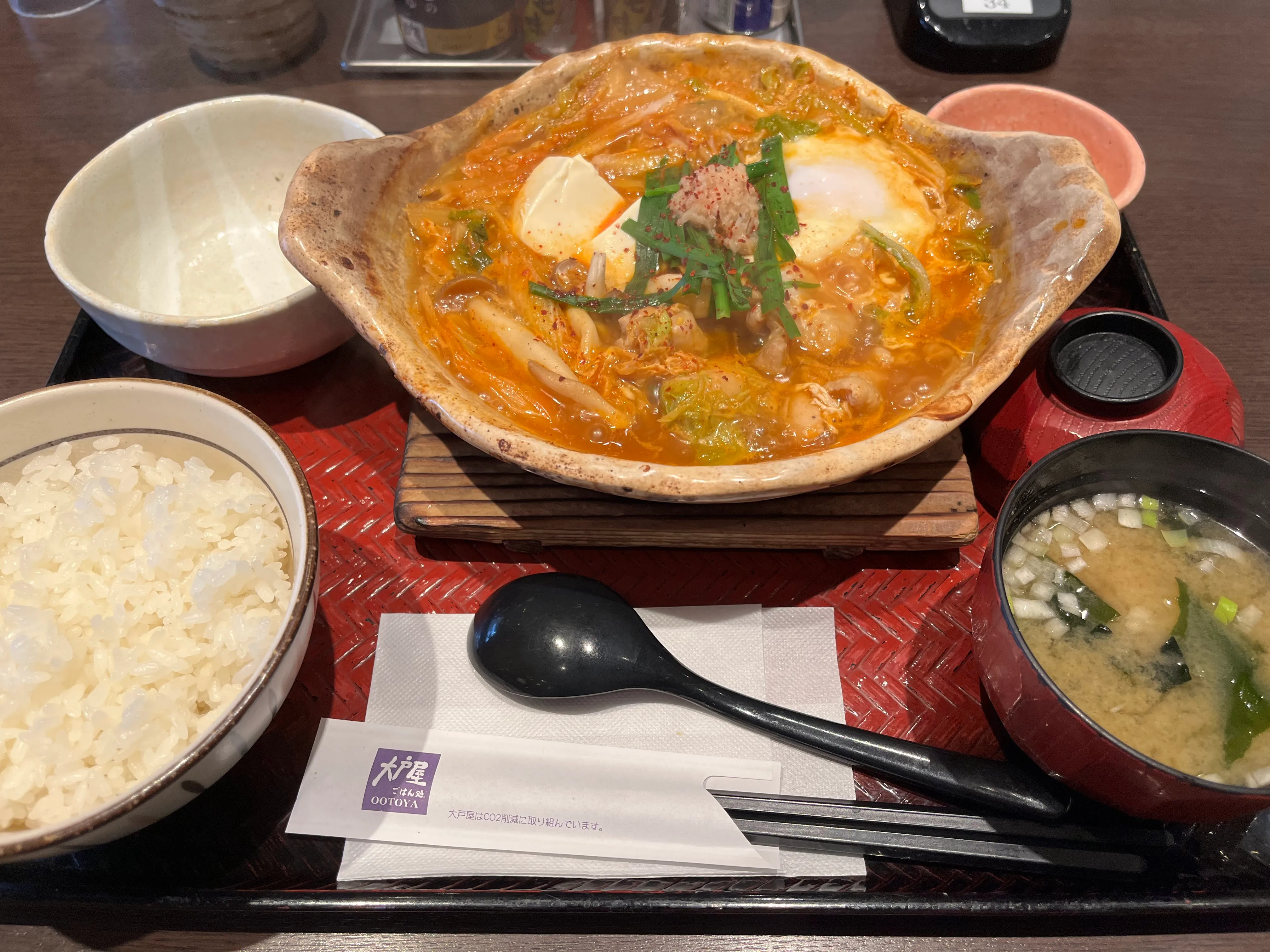 塩麹でしっかり漬けた鶏肉と白菜の麻辣土鍋定食