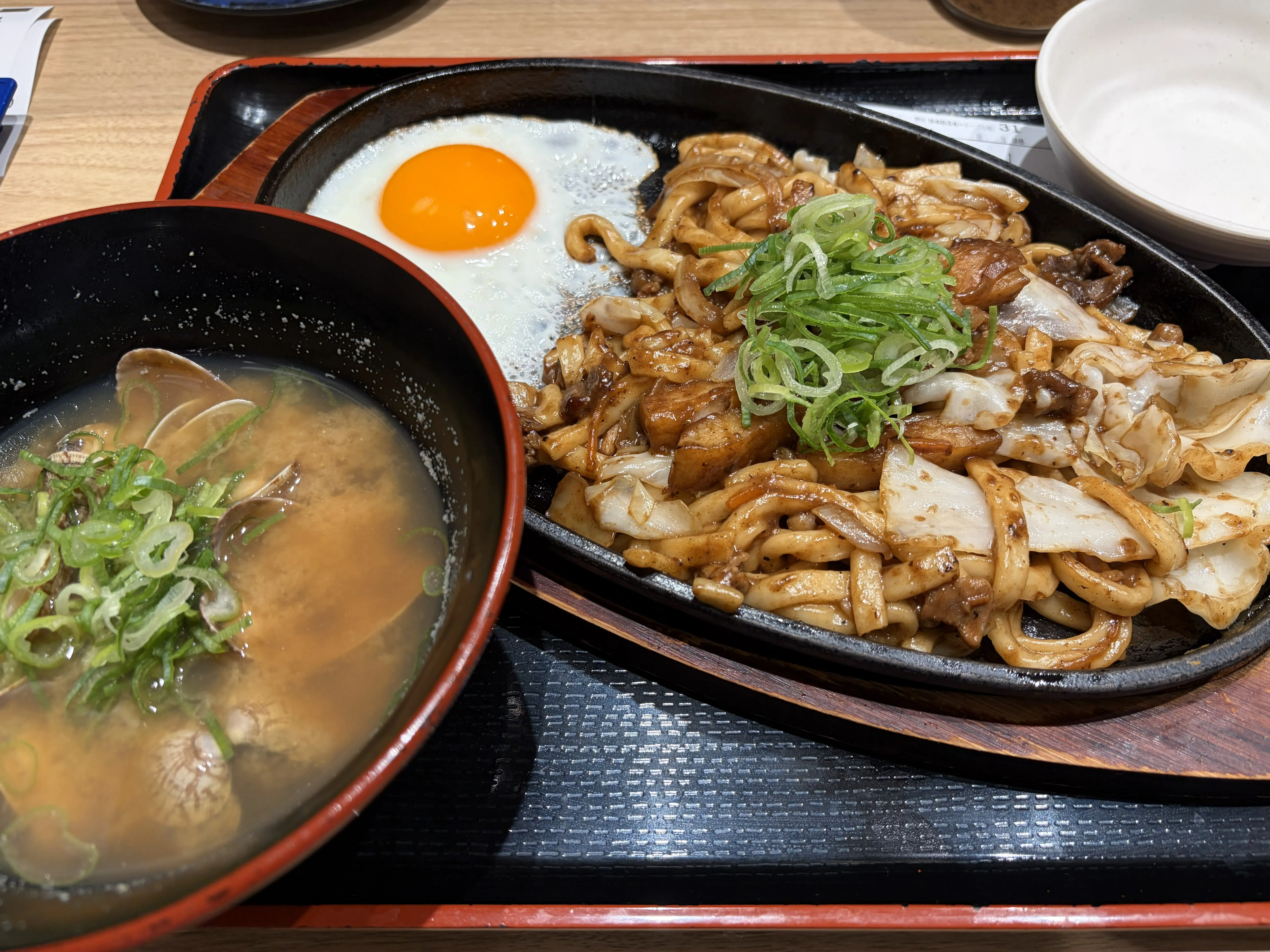 焼きうどん、貝汁