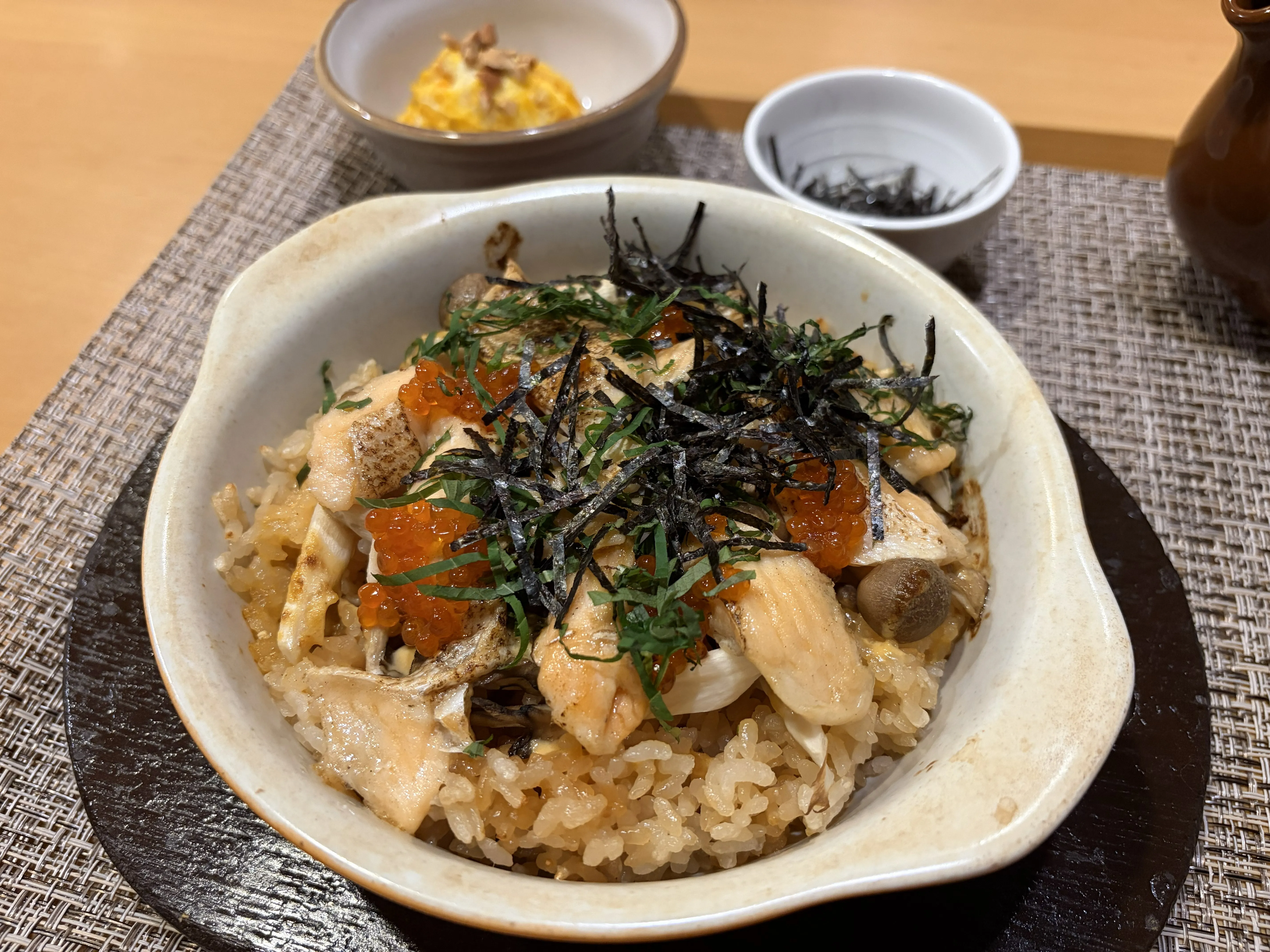 炙り鮭ハラスといくらの焼きめし　出汁茶漬け